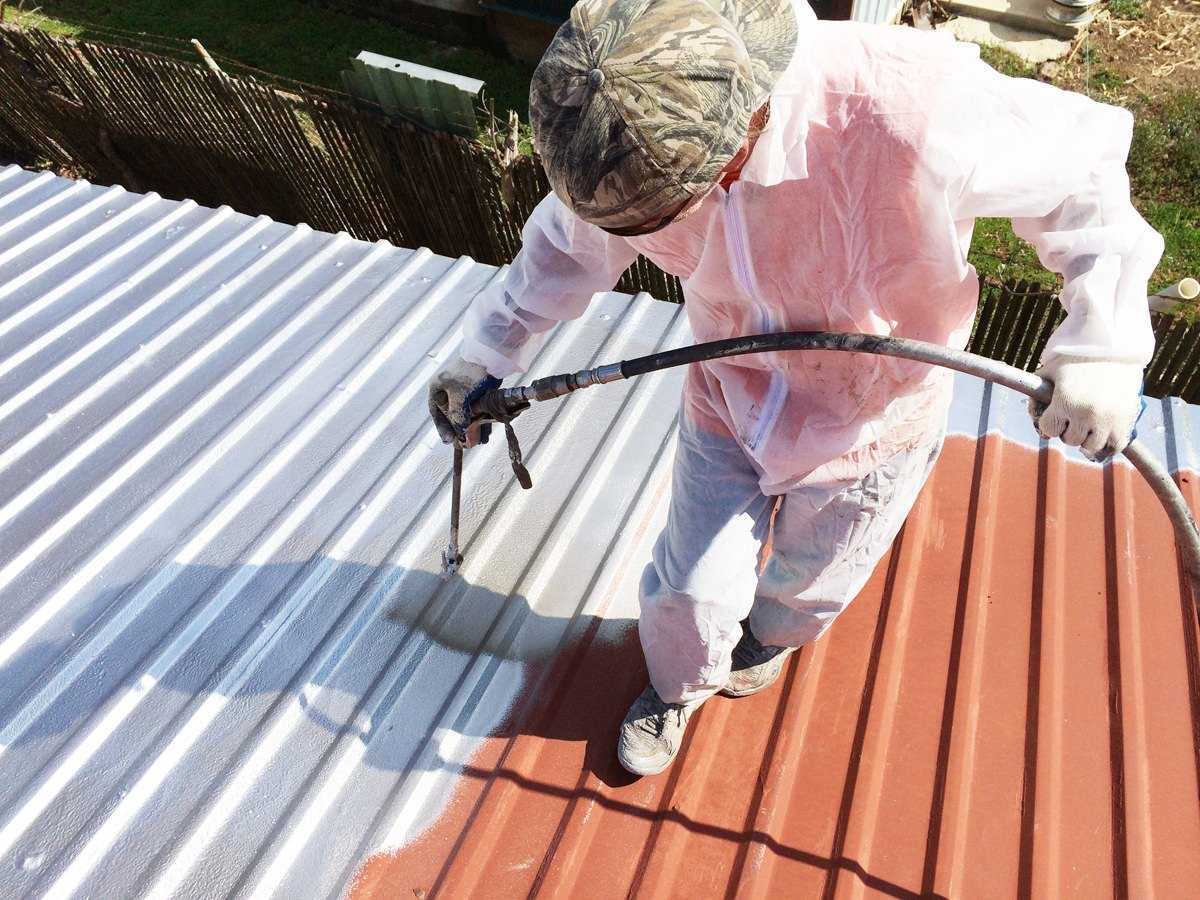 Чем покрасить шифер на крыше дома своими руками должным образом