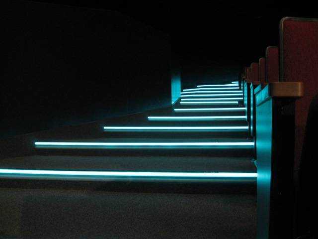 Для освещения лестницы можно использовать люстру, настенные бра, точечные светильники, светодиодную ленту Выбор варианта подсветки зависит от стиля интерьера и размеров помещения