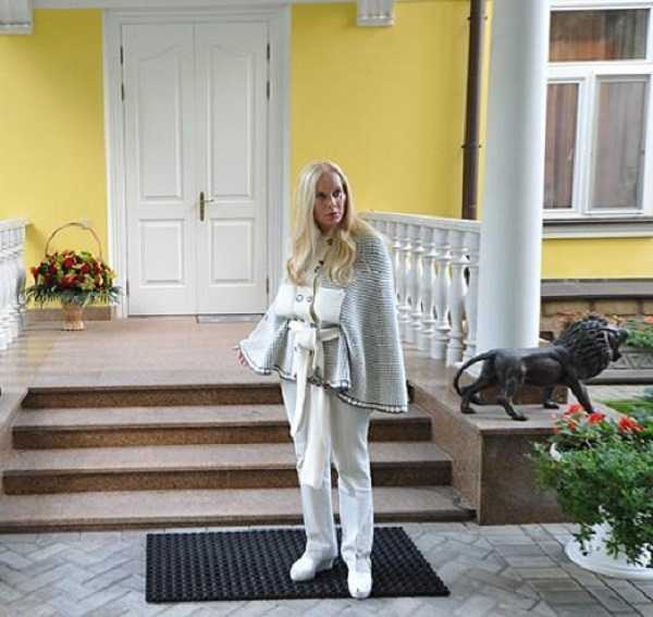 Иосиф Кобзон  один из богатейших российских артистов У него было несколько элитных квартир в Москве и роскошный дом в Баковке