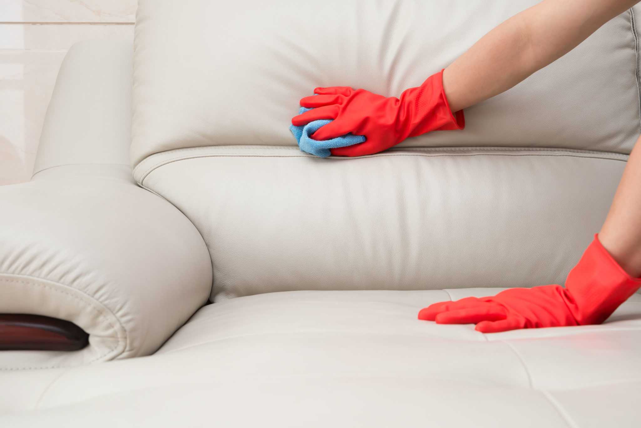 Топ-9 эффективных бюджетных способов, как почистить диван от засаленности в домашних условиях