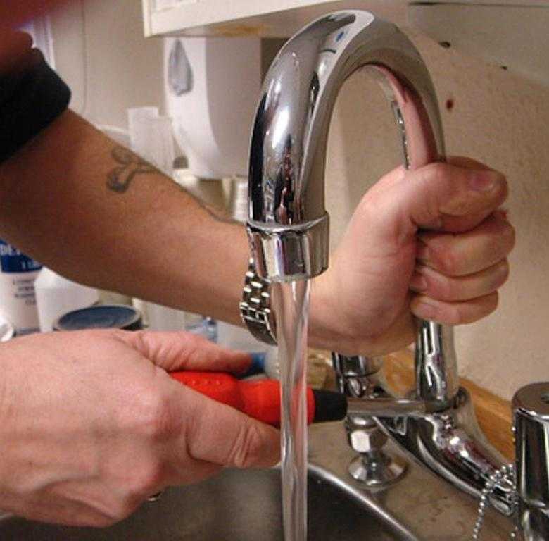 Ремонт гусака смесителя в ванной своими руками как снять, поменять и отремонтировать
