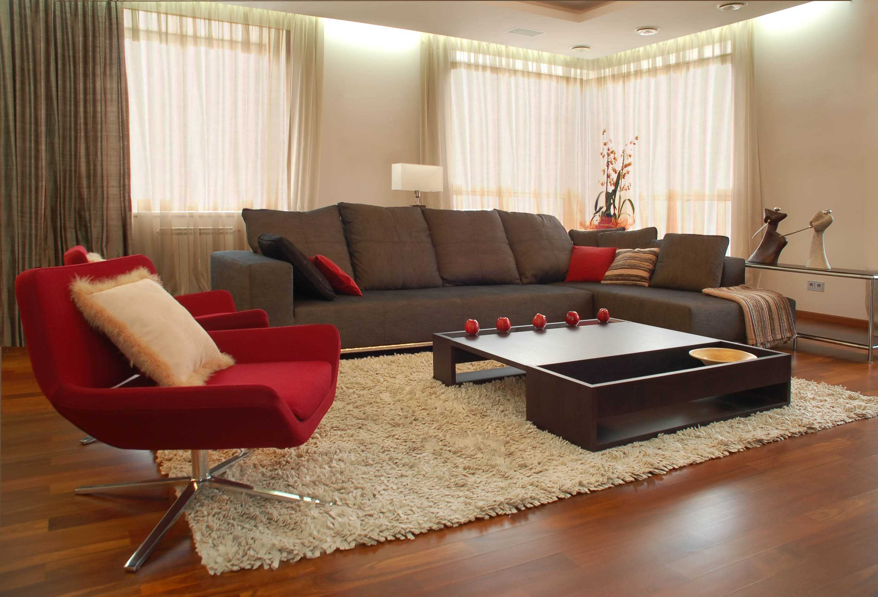 Современная мягкая мебель для гостиной, представлена в нашей статье Обзор лучших новинок, фото примеров оформления в интерьере, секреты дизайнеров