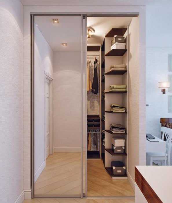 Даже небольшое углубление в стене можно переделать в шкаф или гардеробную Для этого нужно подобрать для него идеальные двери и распланировать внутреннее пространство