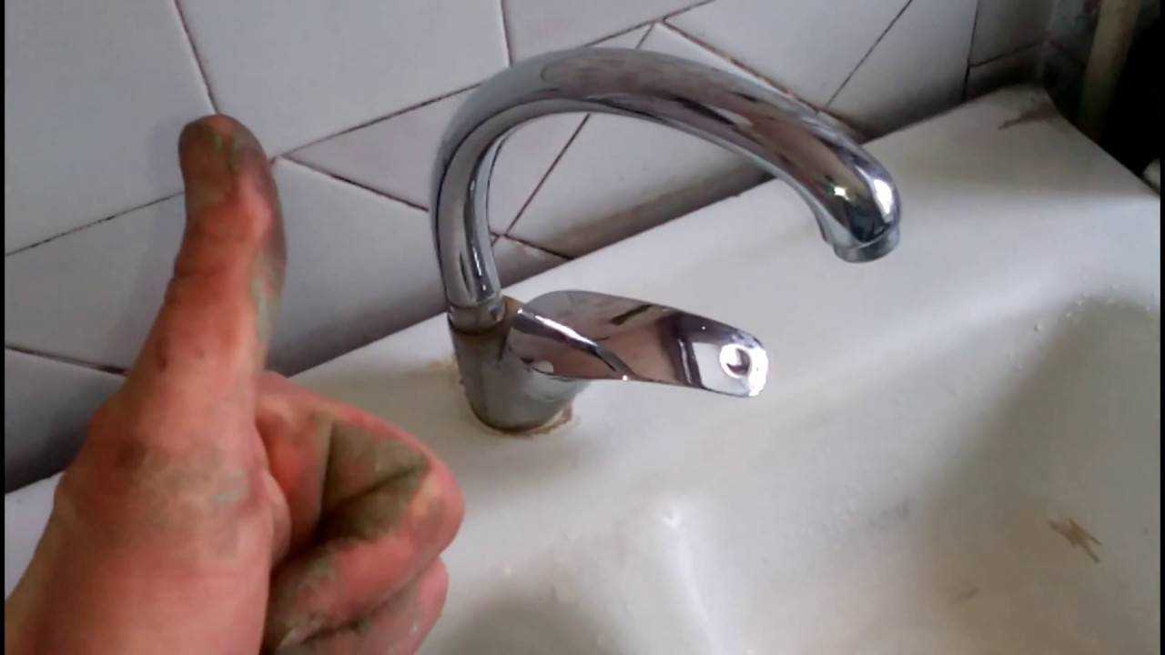 Как снять гусак со смесителя в ванной грое