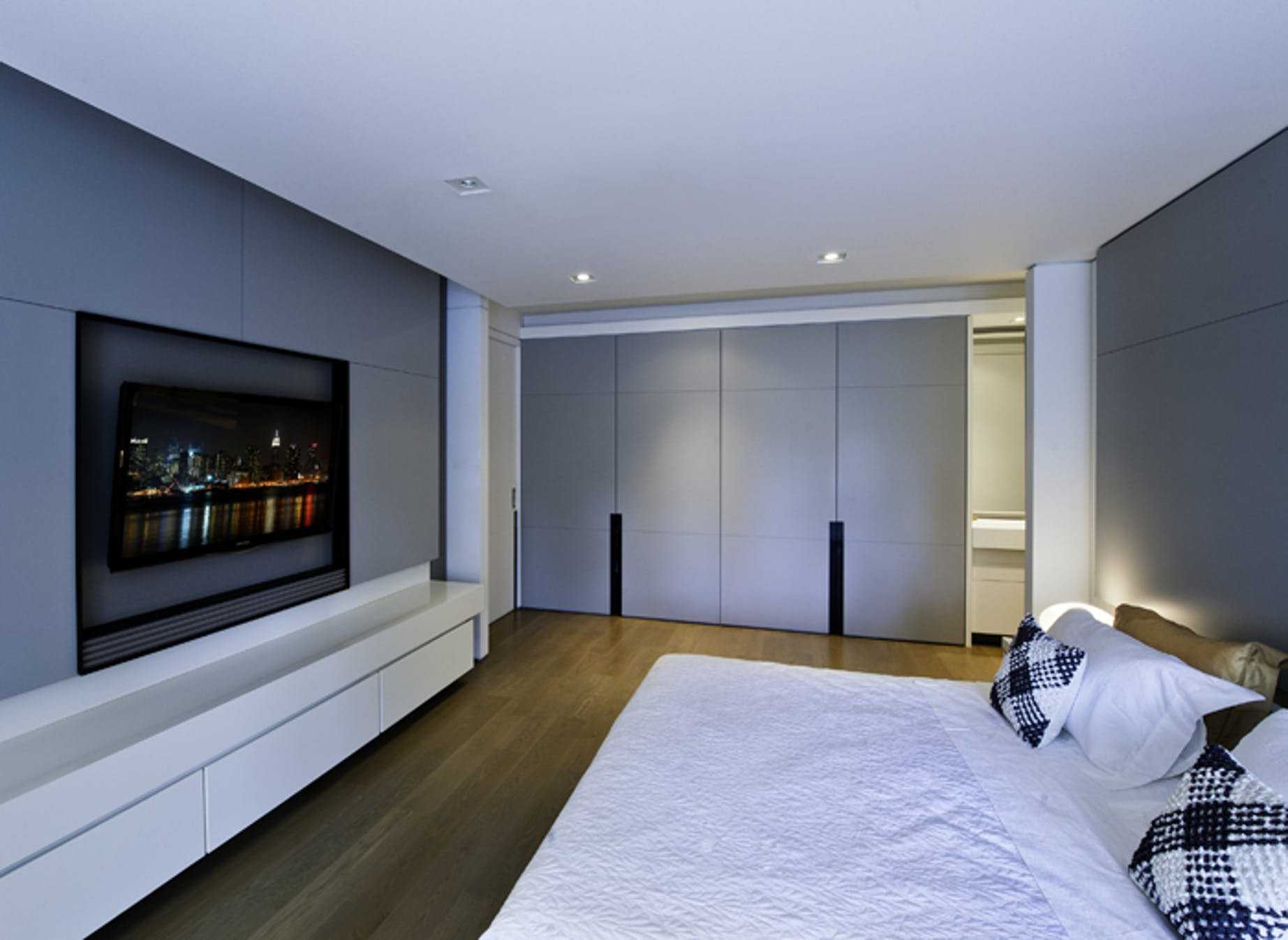 Телевизор в спальне: плюсы и минусы телевизора в спальне. выбор варианта расположения. пошаговая инструкция по установке телевизора на стену (фото + видео)