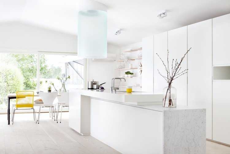 Кухня белый глянец с деревом в современном стиле, реальные фото, цвета .