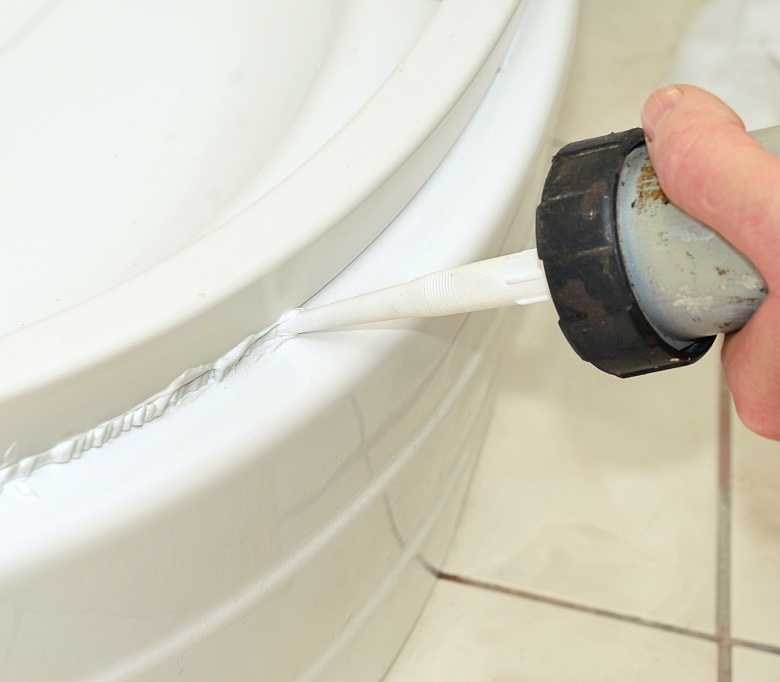 Как удалить старый силиконовый герметик в ванной: способы очистки
