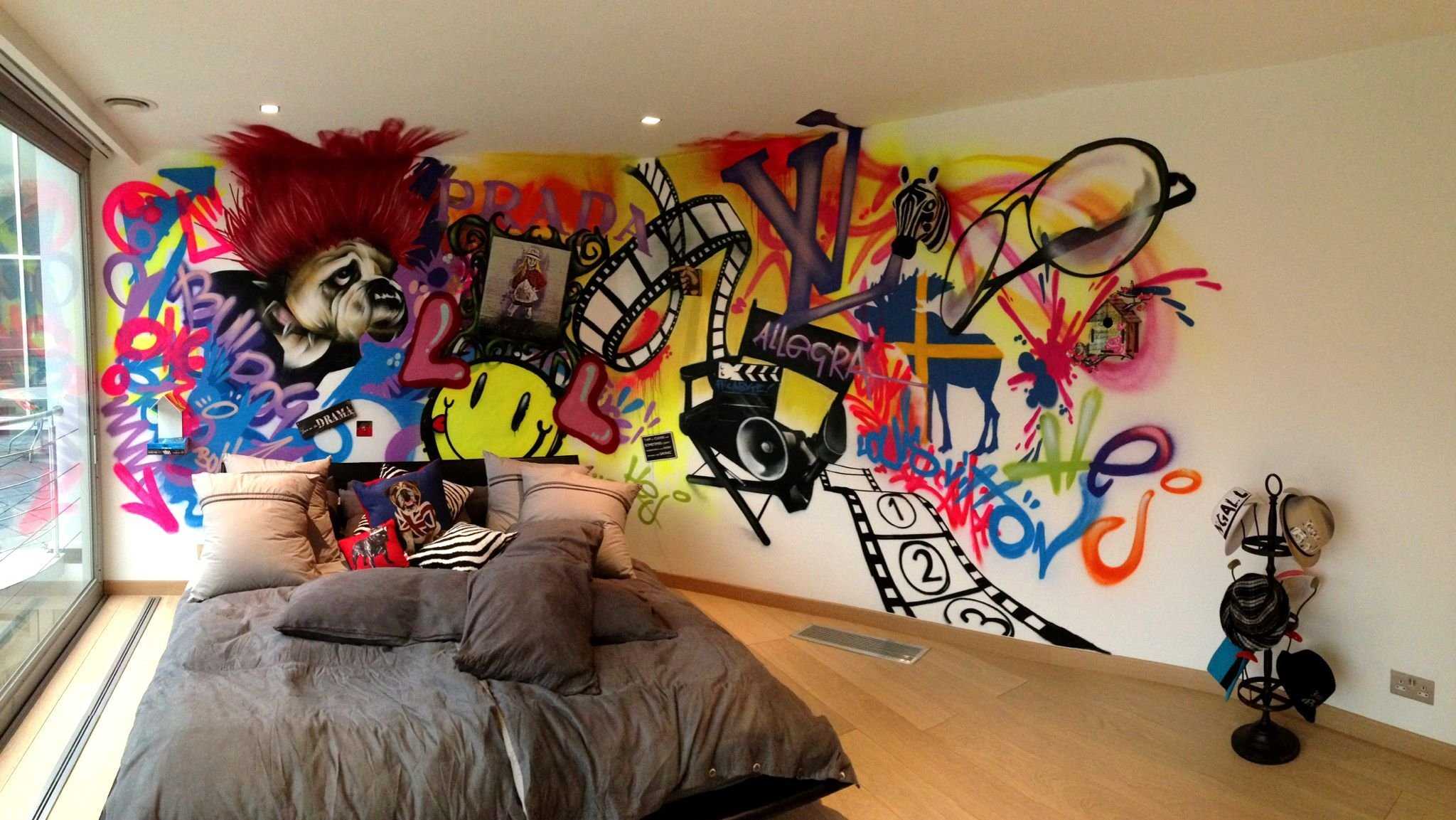 Граффити в интерьере в виде обоев или фотообоев современной квартиры или частного дома.