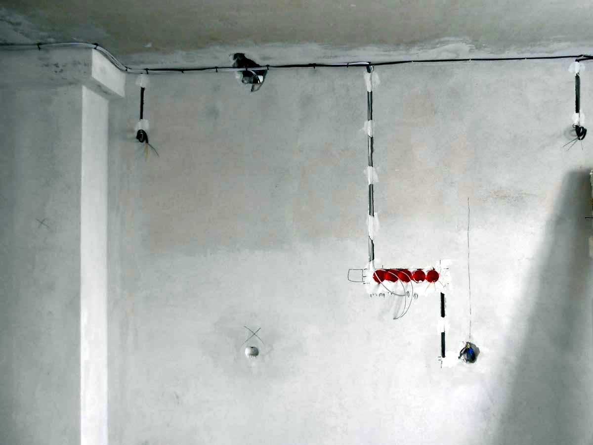 Проводка под штукатурку - как крепить к стене без штробления электропроводку: правила монтажа скрытой проводки и основные ошибки в работе