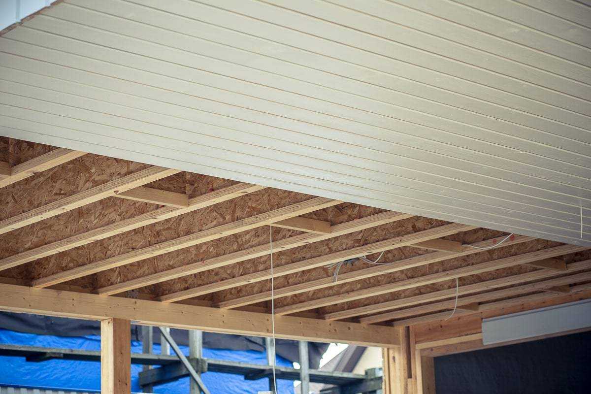 Потолок деревянный на веранде - преимущества и недостатки