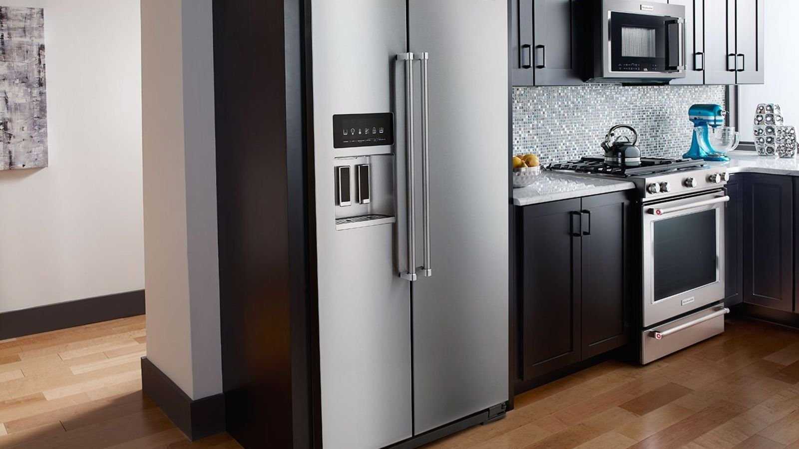 Куда поставить холодильник на кухне, в других комнатах квартиры