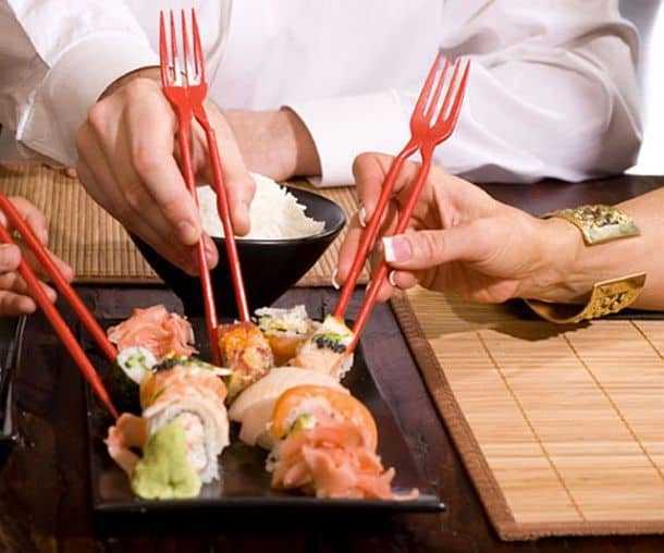 Как правильно держать палочки для суши: фото, видео, схема