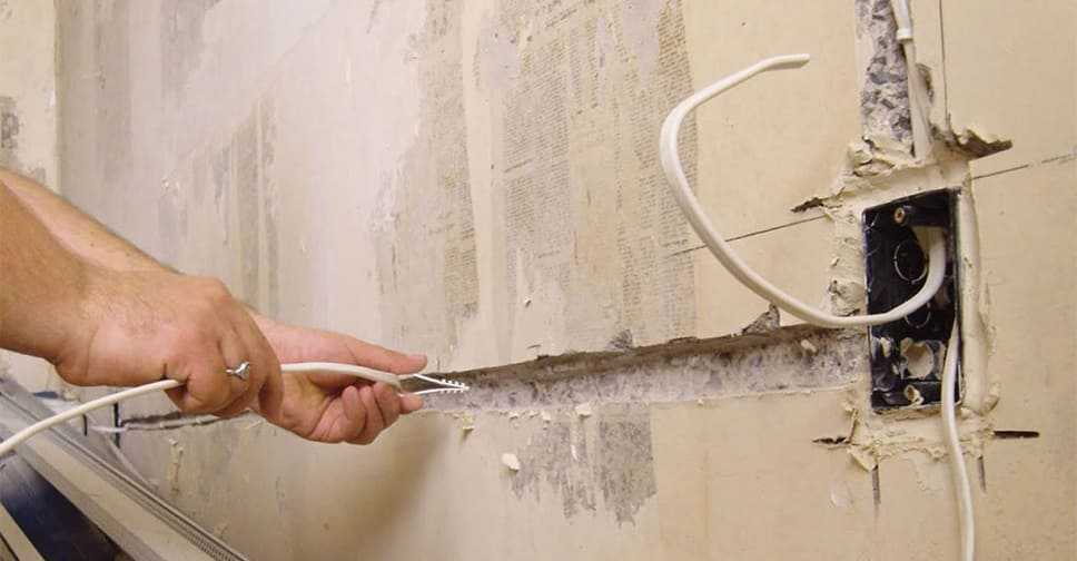 Чем заделать штробы в стене после укладки труб в ванной
