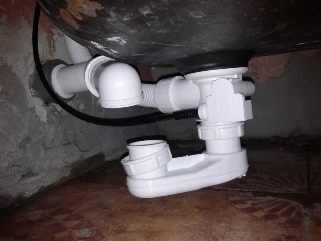 Течет труба в ванной: что делать если протекает в туалете или ванной, как сделать ремонт