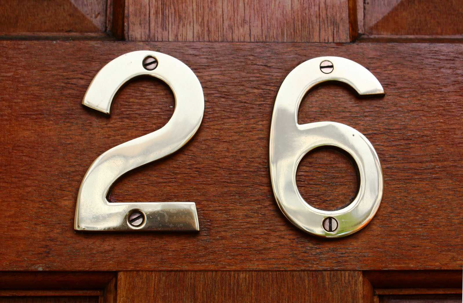 Номер на дверь квартиры: виды по материалу и способы крепления