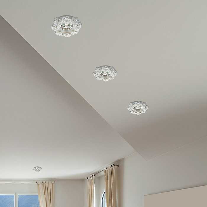 Натяжные потолки со светодиодными лентами являются не только важной частью освещения, но и используются для создания декора в помещении с учетом его функционального назначения
