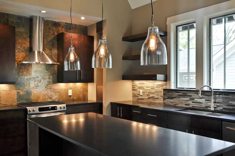 Подсветка столешницы на кухне и ее основные виды Какие лампы используются в светильниках для кухонной рабочей зоны и некоторые тонкости дизайна