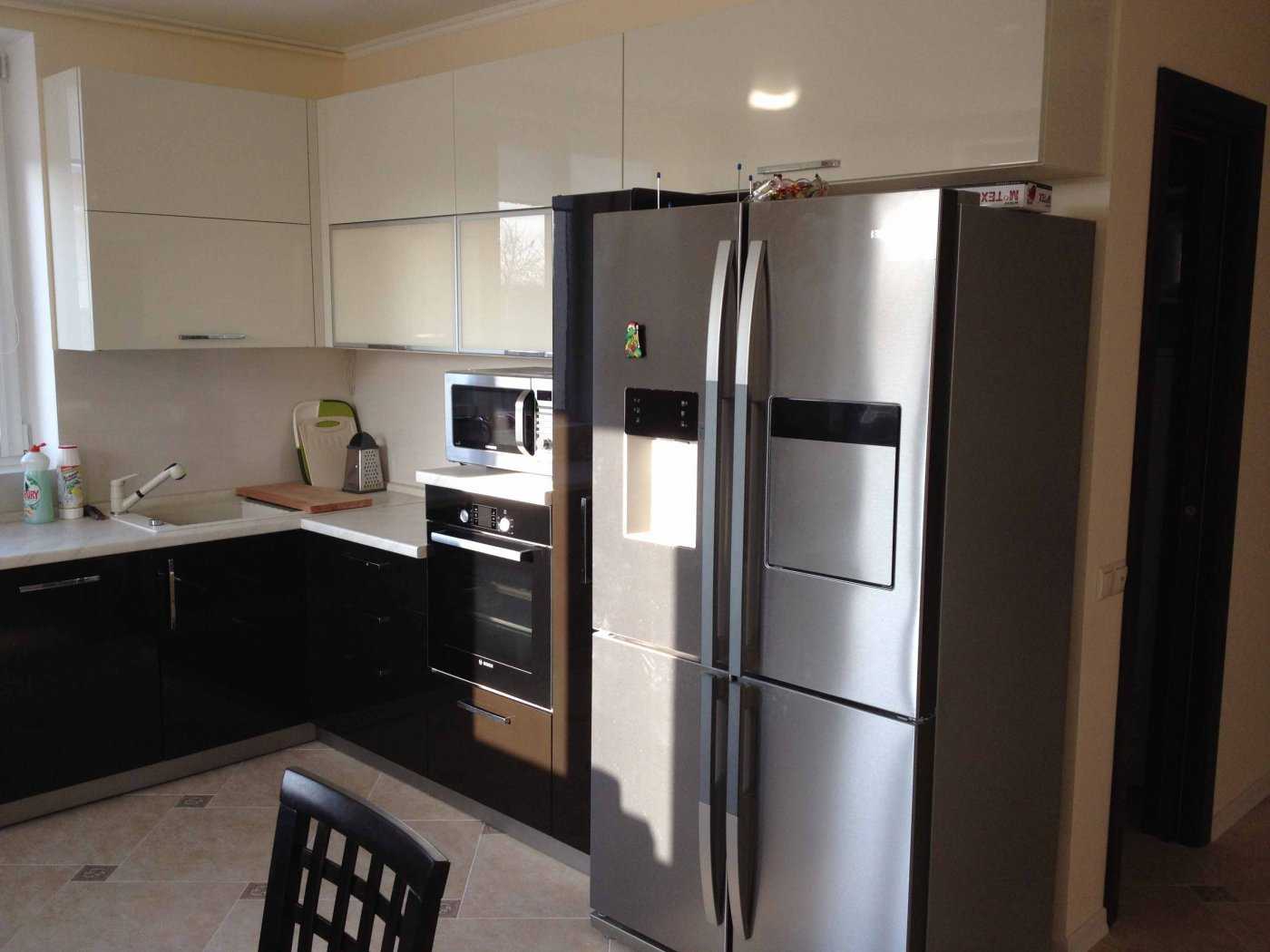 Холодильник на кухне - 190 фото грамотного размещения и примеры интерьерных дизайн-проектов с холодильником