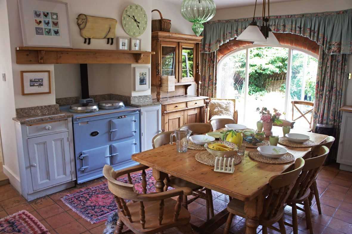 Кухня в деревянном доме: дизайн интерьера на даче, отделка в брусовой даче, современный кухонный гарнитур в бревенчатом срубе, с печкой