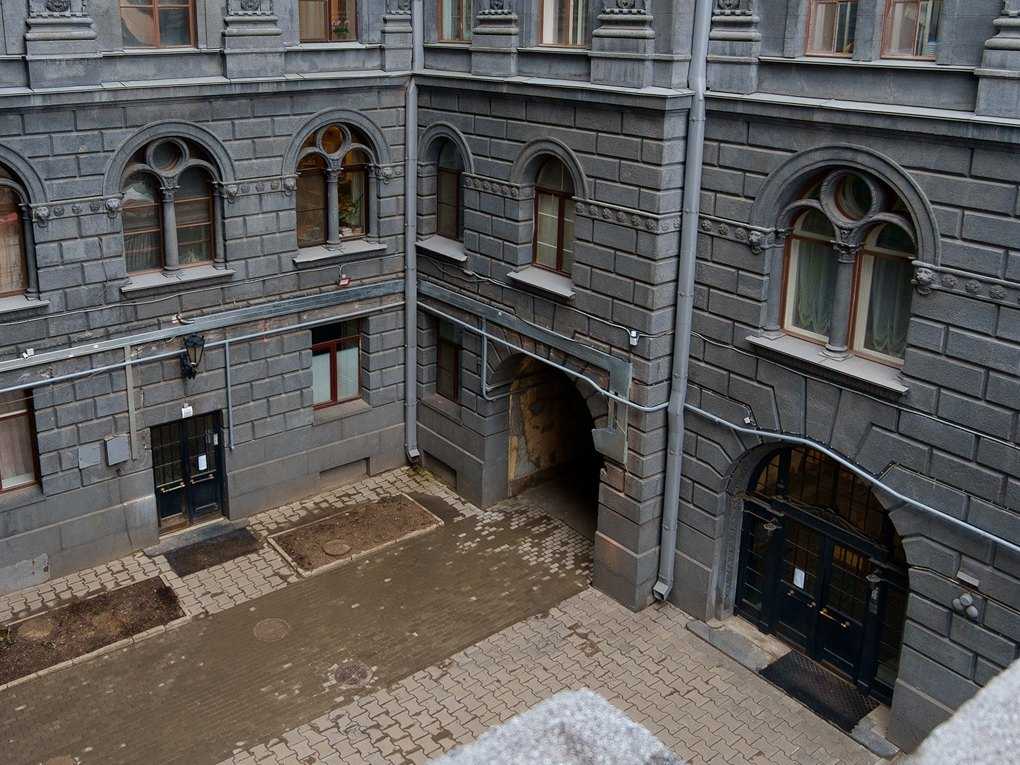 Где сейчас живёт бессменный и скандально известный лидер группы Ленинград Сергей Шнуров, и как выглядит его квартира