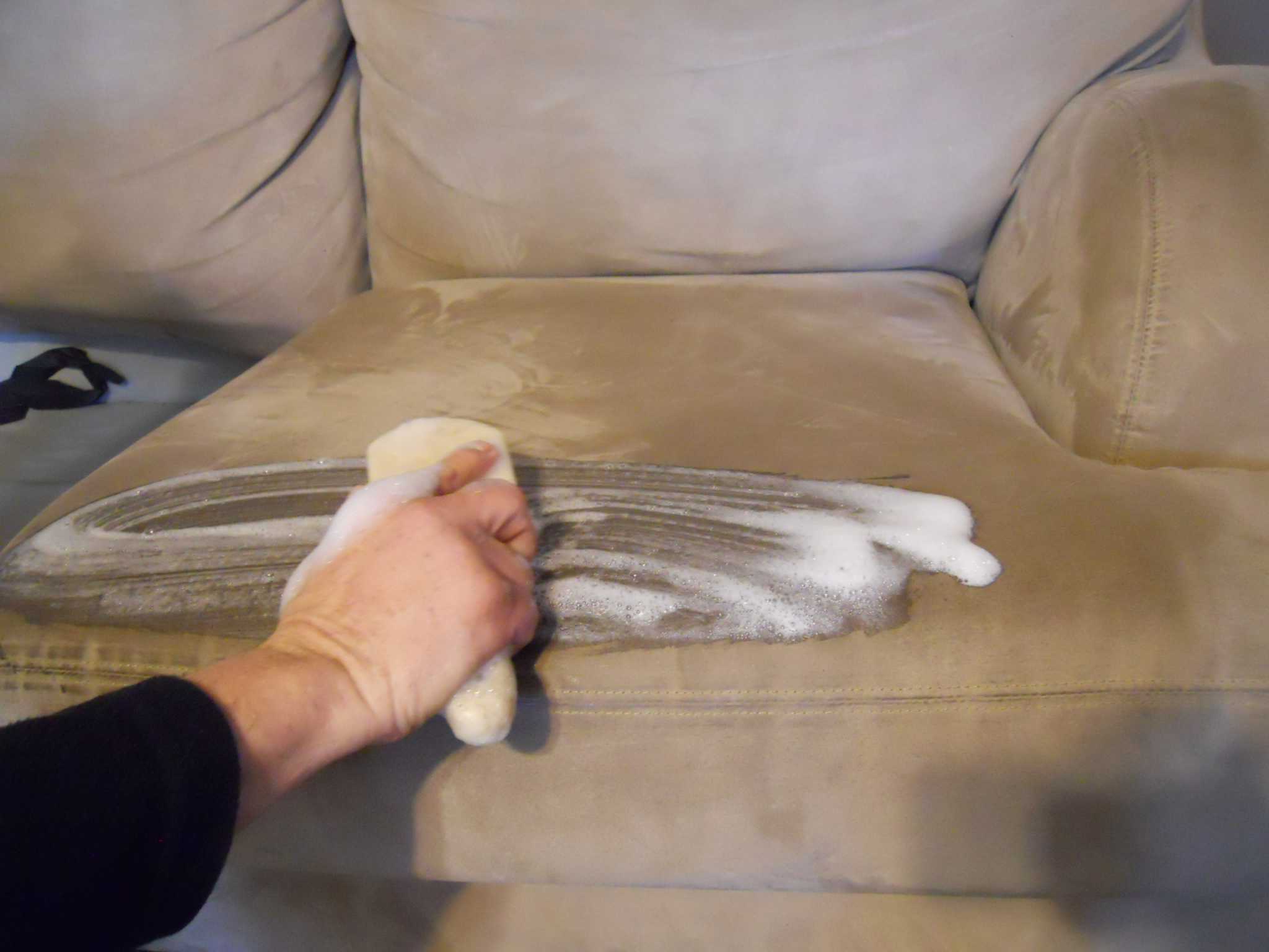 Как почистить обивку дивана в домашних условиях быстро и эффективно от 21 вида загрязнений
