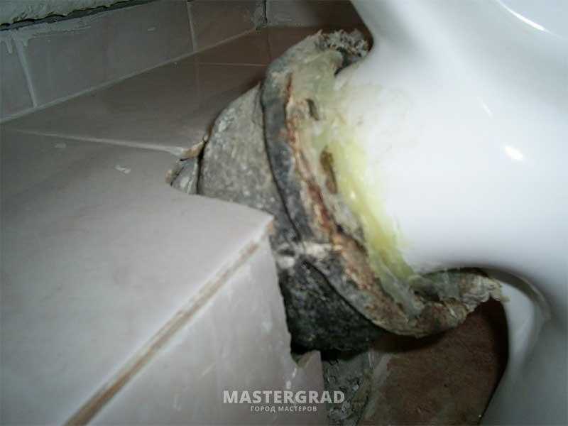 Почему в ванной появляется запах канализации, и как от него избавиться?