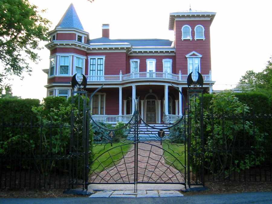 Дом мастера ужасов Стивена Кинга Особняк писателя и авторский дизайн подворья Личные фото беллетриста и его семьи