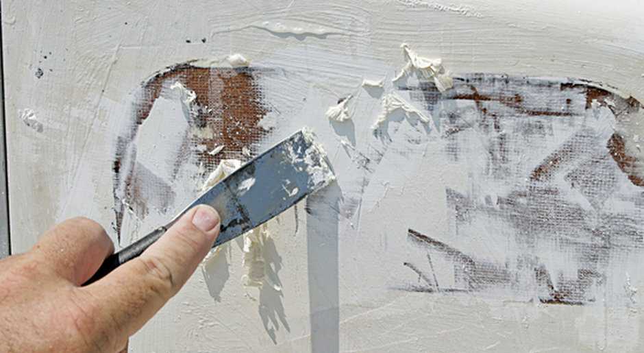 Как снять водоэмульсионную или масляную краску с потолка: способы смывки, инструменты + видео
